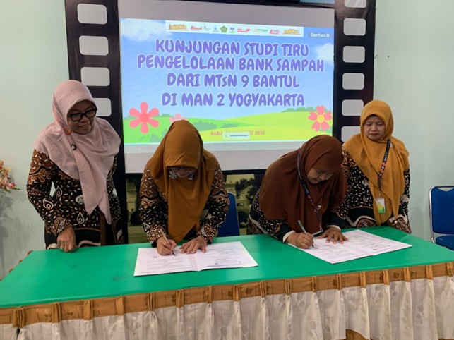 Sinergi Hijau: MTsN 9 Bantul–MAN 2 Yogyakarta Resmi Tandatangani MoU Pengelolaan Bank Sampah